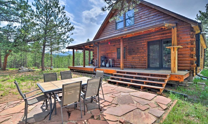 Lyons Cabin | The ‘Pinecone Palace’ w/Hiking Trail Access!