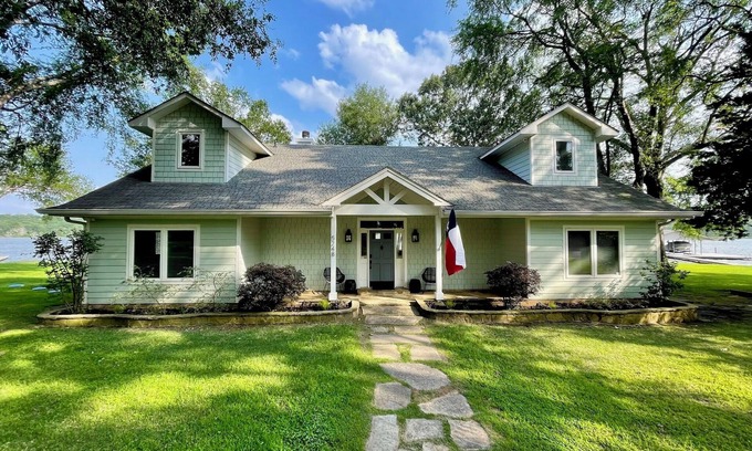 Log Cabin House | The Point on Cedar Creek Lake! Huge Lakefront! Panoramic Water Views! Spacious!