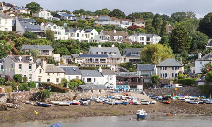 Noss Mayo Cottage | THE PORTHOLE, pet friendly, with open fire in Newton Ferrers