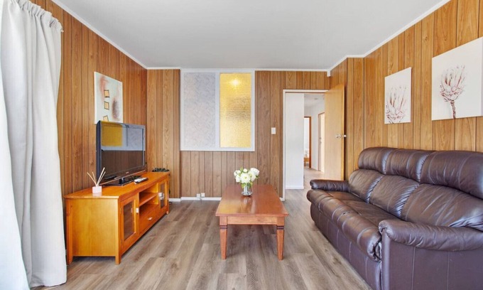 Auckland House | The Randwick Home with Netflix & Fully Fenced Yard