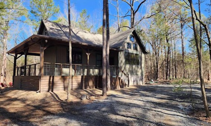 Whitesboro Cabin | The Rideout-5 min from the trails