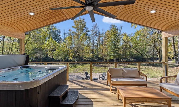 Hot Springs Cabin | The River Nest-Hot Tub & River View