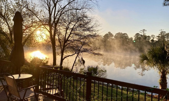 Savannah House | The Robin House, Newly Furnished Lake Retreat Near Tybee Island & Savannah