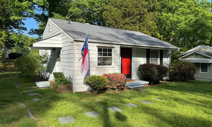 Greensboro House | The Robin's Nest (close to highways, shops and more.)
