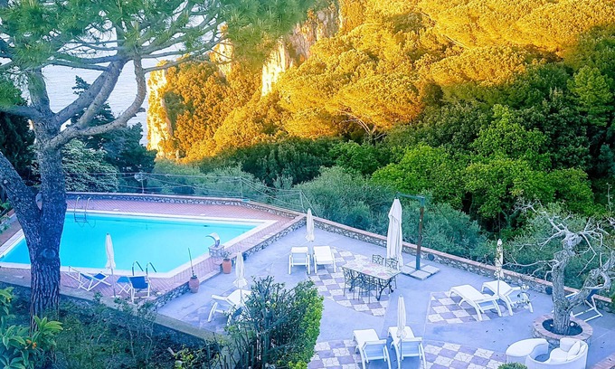 Tiberio Villa | The Rock on the sea