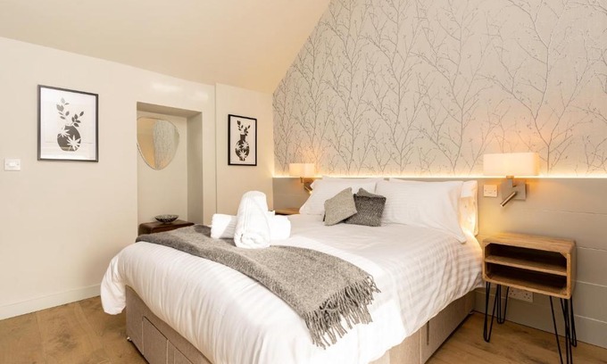 Saint Athan Hotel | The Roost on Rock Road