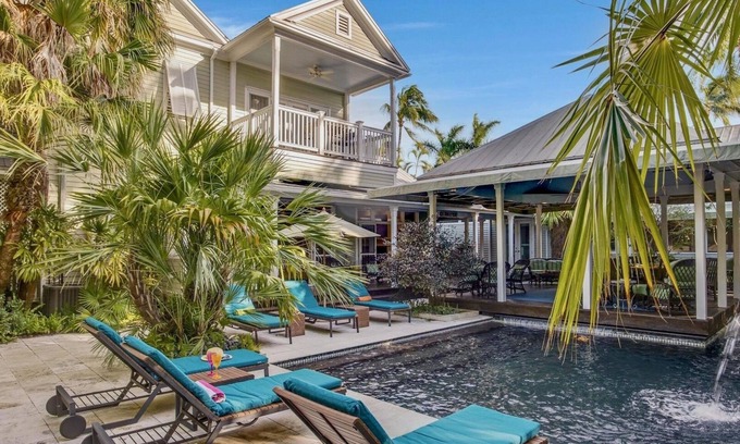 Bahama Village House | *THE ROYAL COMPOUND @ THE ANNEX* Lush Estate & Pool + LAST KEY SERVICES.