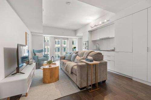 Bay Cloverhill Apartment | The Royal Nest in Downtown Toronto!