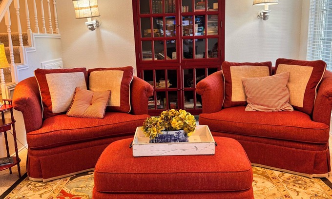 McKinney House | The Rustic Chandelier- 3 bedrooms 2 1/2 baths, full kitchen, 4 TV's and WIFI