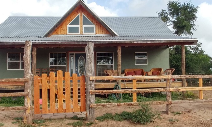 Cedar Creek House | The Sage House - F1 COTA area