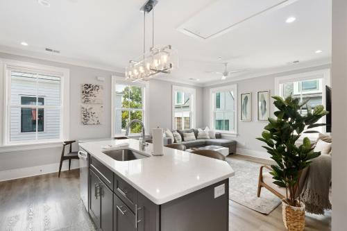 Cannonborough Elliotborough Apartment | The Santee Suite at 122 Spring