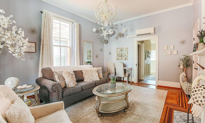 Staunton Apartment | The Serendipity Suite: Walk Downtown!