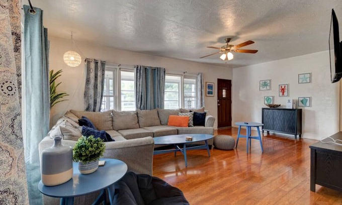 Holly Hill House | The Shark Shack, Huge Yard, Pet-Friendly, Ping Pong & Parking