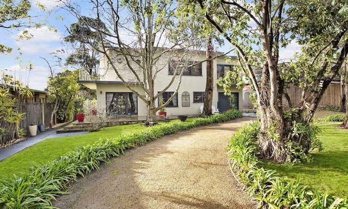 Mornington House | The Ship House - relax by the sea