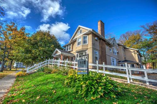 Queens Square Hotel | The Sonata Inn