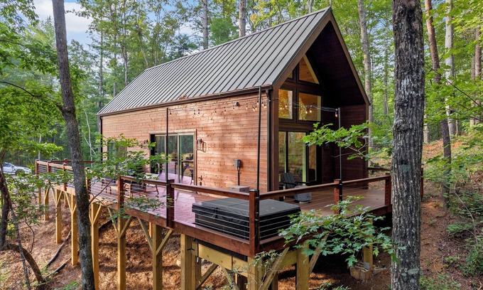 Cleveland Cabin | The Springer Cabin - Luxury Mountain Cabin - Pickleball - Hot Tub - King Beds - < 30 Minutes to Helen