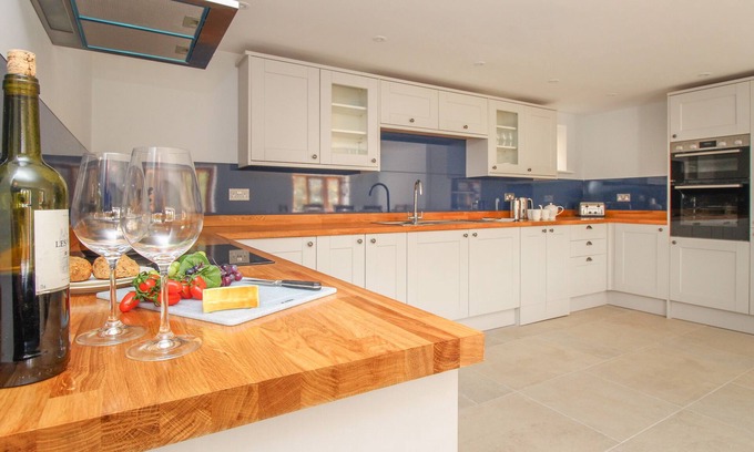 Burton Bradstock Cottage | The Stables, Burton Bradstock