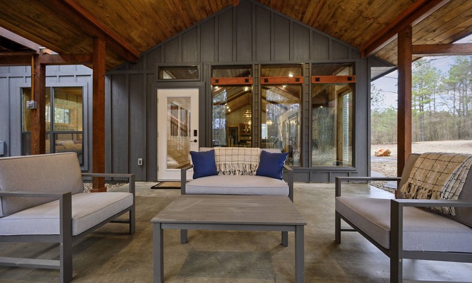 Broken Bow Cabin | The Star Inn - Cabin sleeps 6 with hot tub!