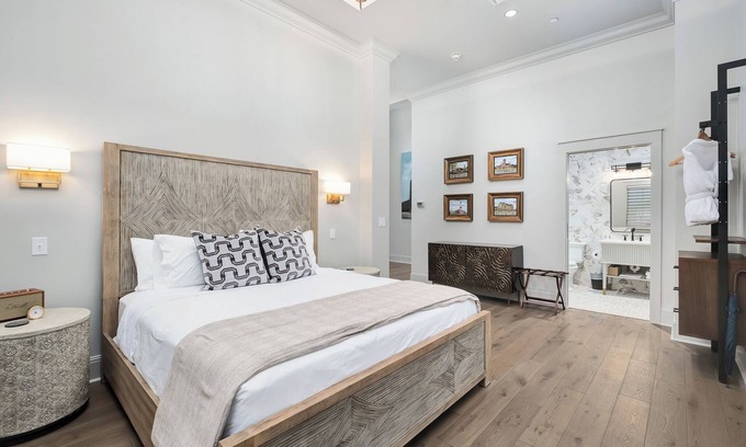 Cullman Hotel | The Steeples Suite | 5 Minutes from I65 | In the heart of Cullman