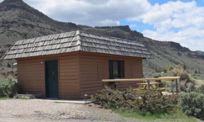 Wapiti Cabin | The Stewart - Cabin with Mountain views, Close to Yellowstone