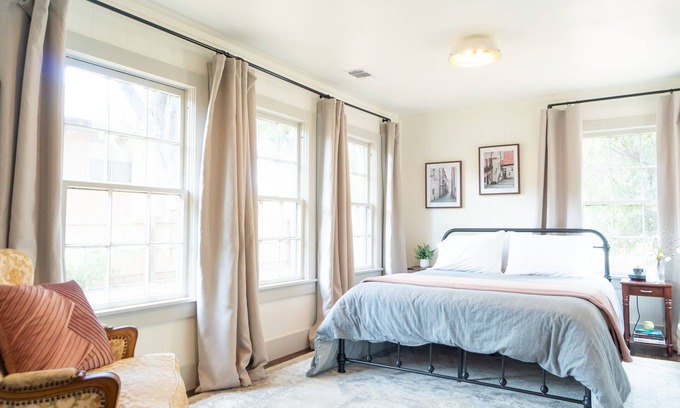 Granbury House | The Stone Cottage - Next to square, beach & more!