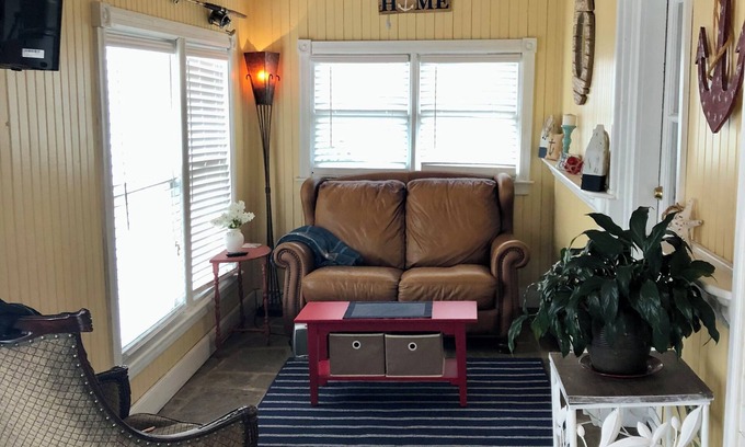 Port Deposit Apartment | The Sunny Place Apt. 1/Bed F/B W/D full kitchen sunroom deck