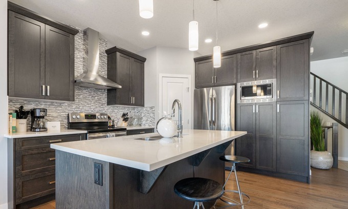Cochrane House | The Sunset - 3 BR. Close to the Rocky Mountains!