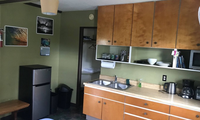 Historic Kailua Village Apartment | The Surf Hideaway is walking distance to everything Kona