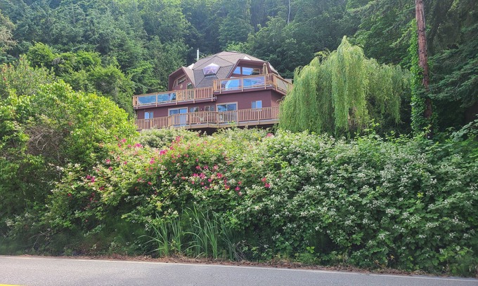 Bellingham Apartment | The Sweet Suite at The Dolls' Dome-ane on historic Chuckanut Drive