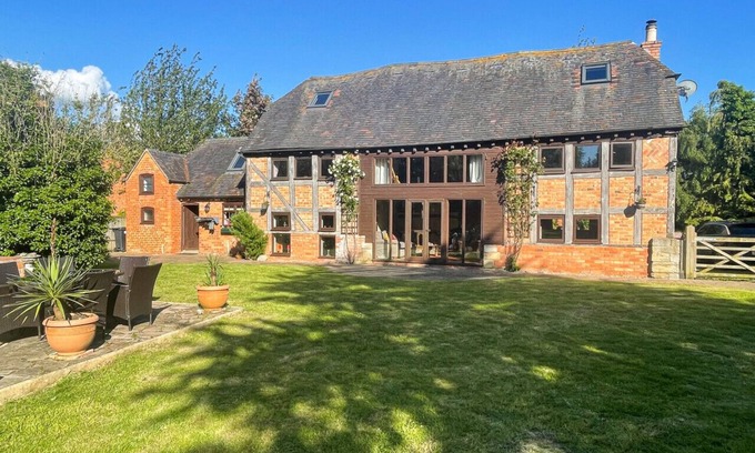 Sedgeberrow House | The Threshing Barn - Stunning 5 Bedroom Retreat