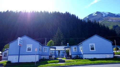 Seward Hotel | The Tides Inn