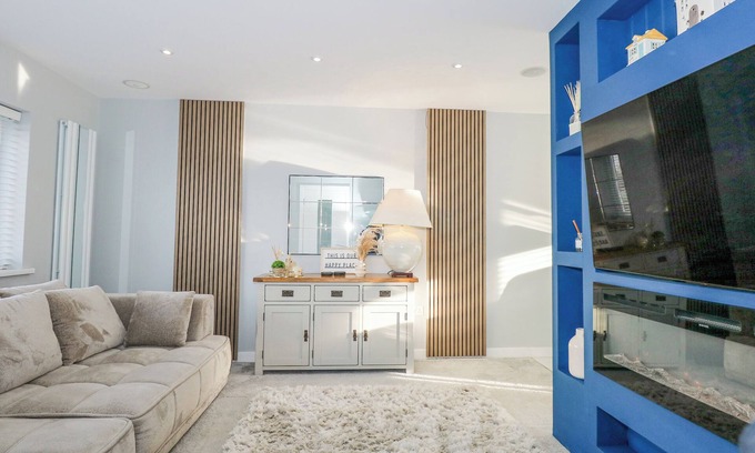 Llanfechell Cottage | THE TRANQUIL RETREAT, pet friendly, with hot tub in Llanfechell