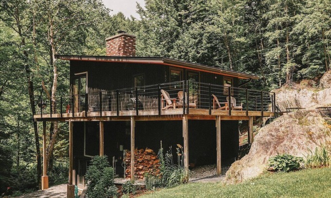 Waitsfield House | The Treehaus midcentury retreat + Mad River access