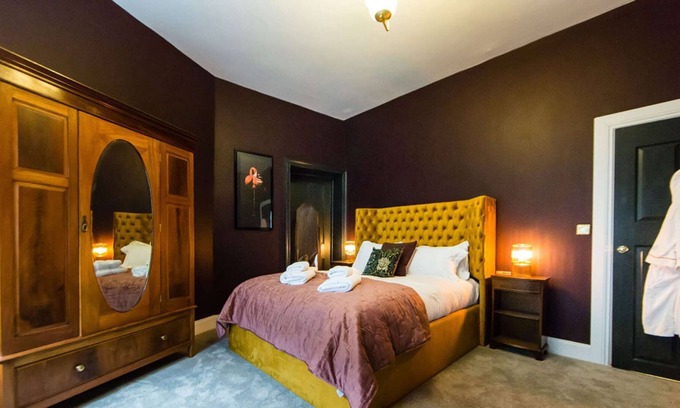 Askrigg Apartment | The Tricky Woo Suite at Skeldale House