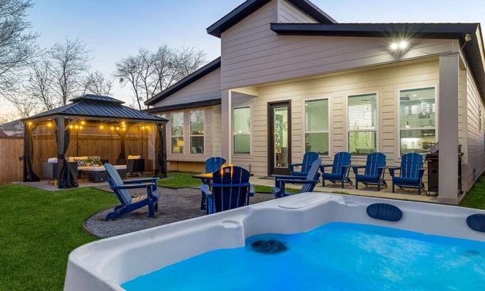 West Dallas Apartment | The Trinity | Hot Tub/Pool/Arcade/10 min Downtown