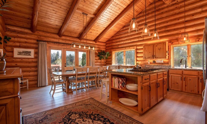 Boring House | The Ultimate Family Getaway at Dolan Creek Farm for 10!