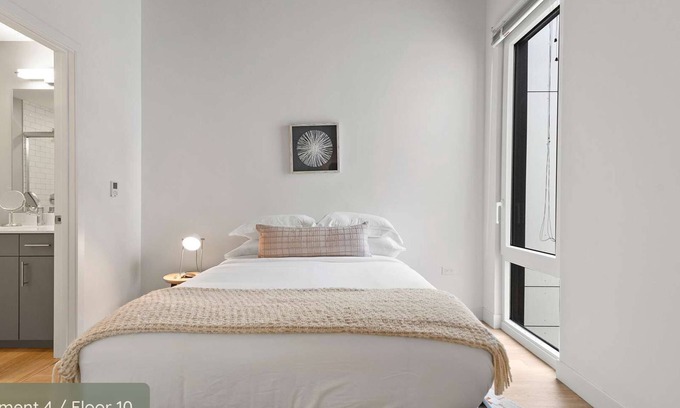 River North Apartment | The Ultimate Lincoln Park Group Getaway