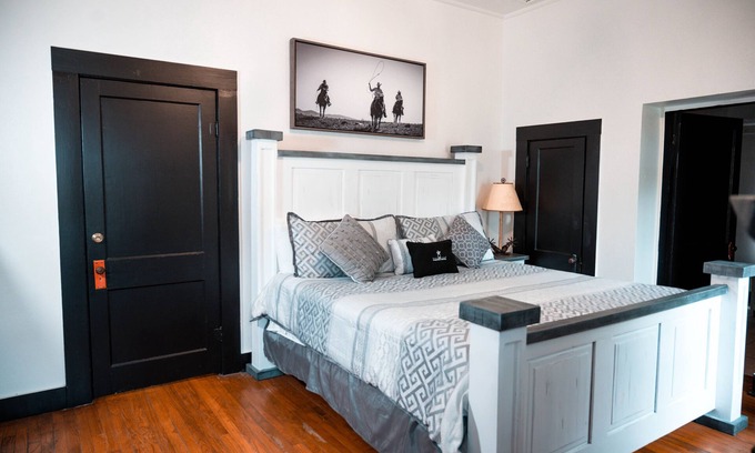 Bandera Other | The Vaquero Motel Farmhouse Suite with the best location in town