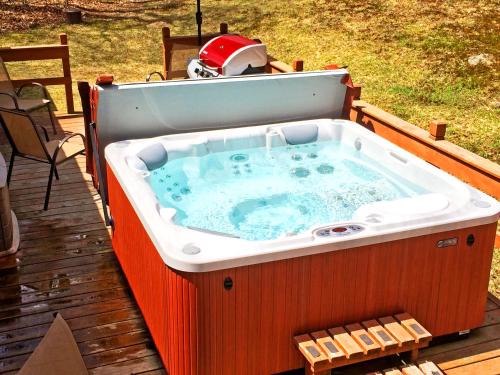 Killington House | The Vermont Cabin - Large Home Sleeps 20 - Hot tub, views and location close to ski resort!