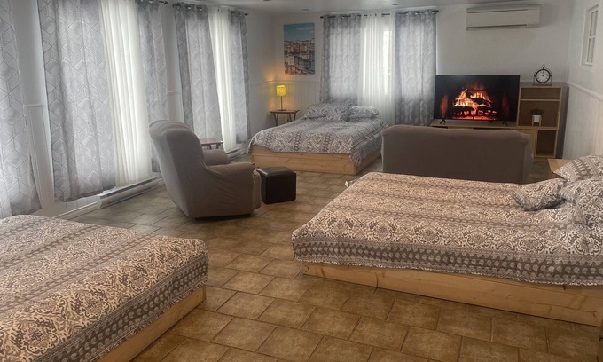 Masson-Angers Apartment | The very large studio.