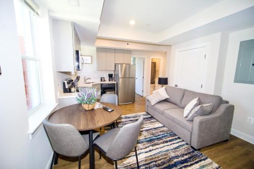 Brightwood Park Apartment | The Vianny:Petite Modern Lodge