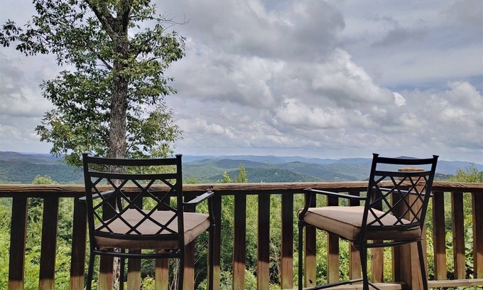 Apple Ridge Cabin | The View 4BR/4BA Mountain Lodge with Views near Blowing Rock