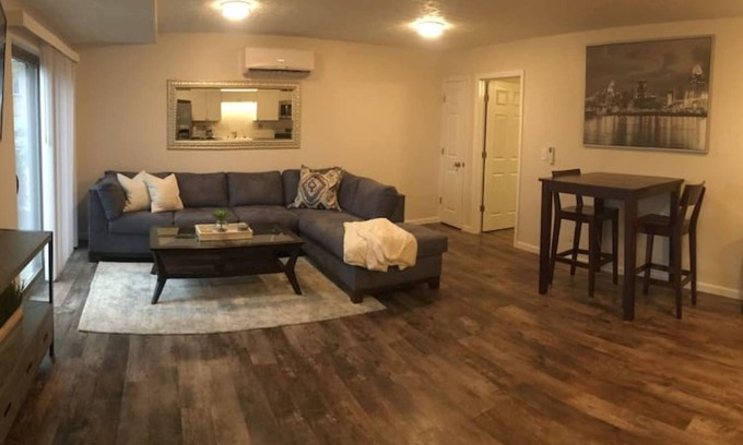 East Price Hill House | ❤️ 🏙 The View-Stylish Interior- Min to downtwn 🌃 ❤️