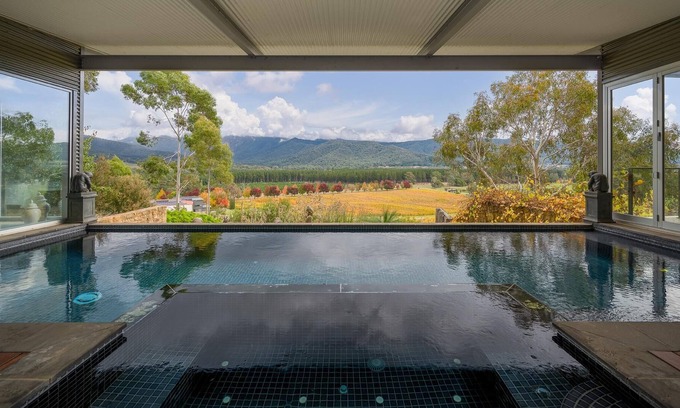 Porepunkah Villa | The Vineyard Residence - Feathertop Winery Private Estate