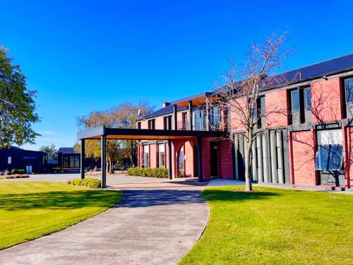 Waimate Hotel | The Waimate Lodges