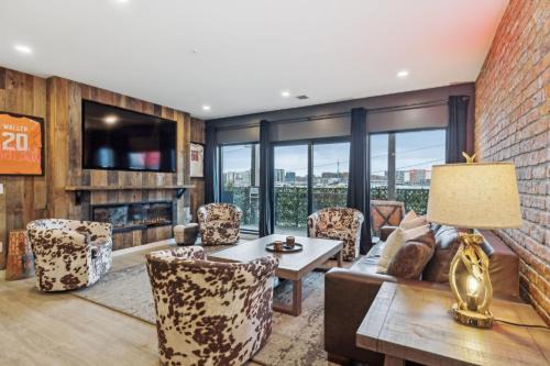 Downtown Nashville Apartment | The Wallen Downtown Nashville Walk to Broadway, Parking, Heated Pool, Gym
