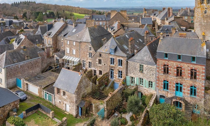 Miniac-sous-Becherel House | The weaver's house in the heart of the book city