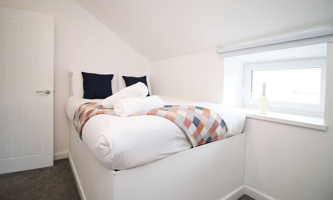 Hirwaun House | The White House by Tŷ SA