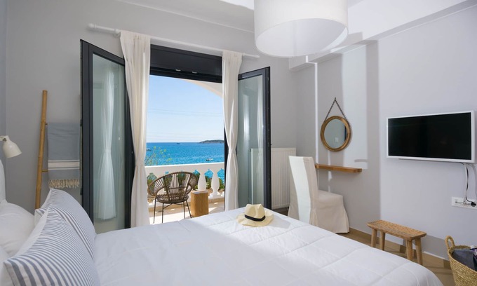 Agios Nikolaos Apartment | The White Splash. A seaside, ground floor, boho apartment with stunning views