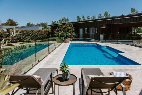 Bombira House | The Wine Manor - Lavish Poolside Living